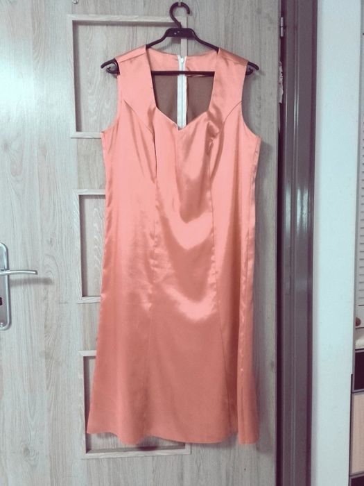 Garsonka z sukienką na wesele