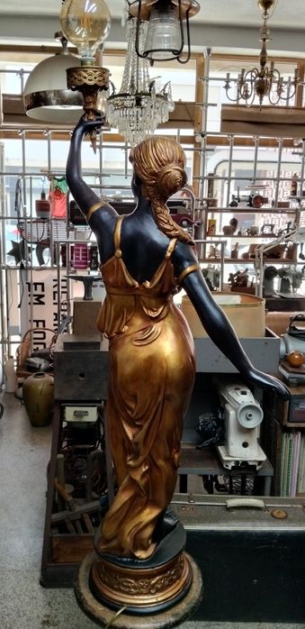 Estátua antiga com luz