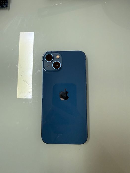 iPhone 13 azul com 72% de bateria