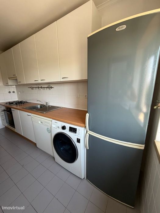 Apartamento T2 com Varanda e Garagem em Telheiras