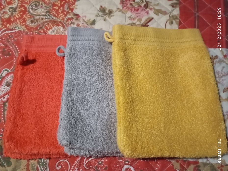 Três pares de "luvas de banho"