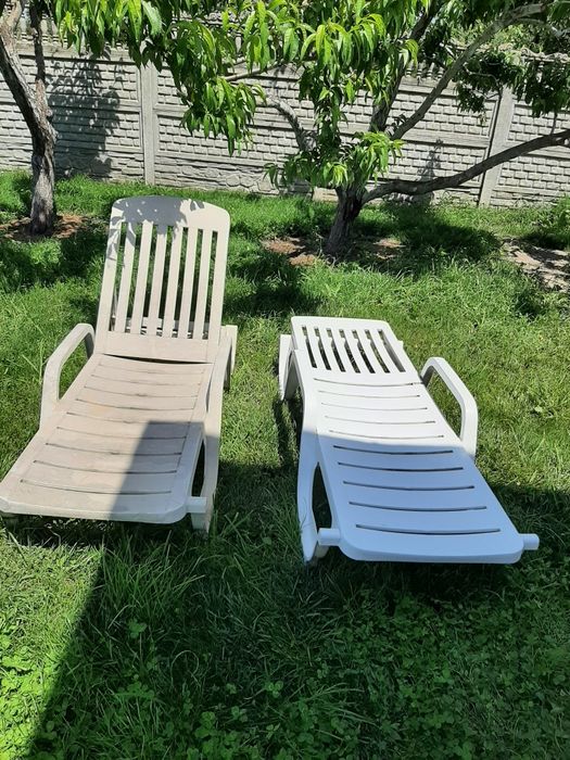 Продам пластикові  шезлонги