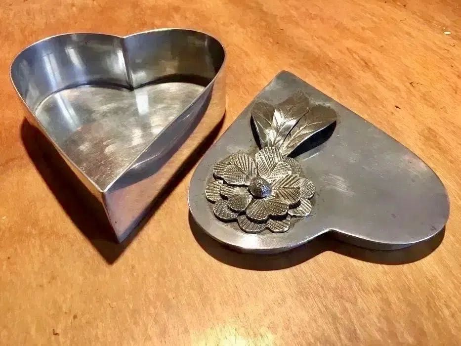 CAIXA CORAÇÃO - J.S.I. - estanho a 97% - anos 80 - 16x14x4,5 cm/s