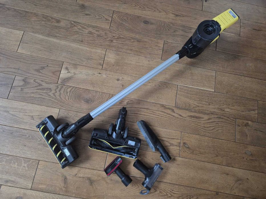 Odkurzacz bezprzewodowy Karcher VC7 (pęknięty) - pełen zestaw