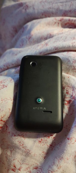 Smartfon Sony Xperia st21 i Ładowarka Wyświetlacz