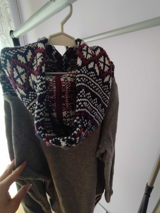 Bluza z wełnianym kapturem