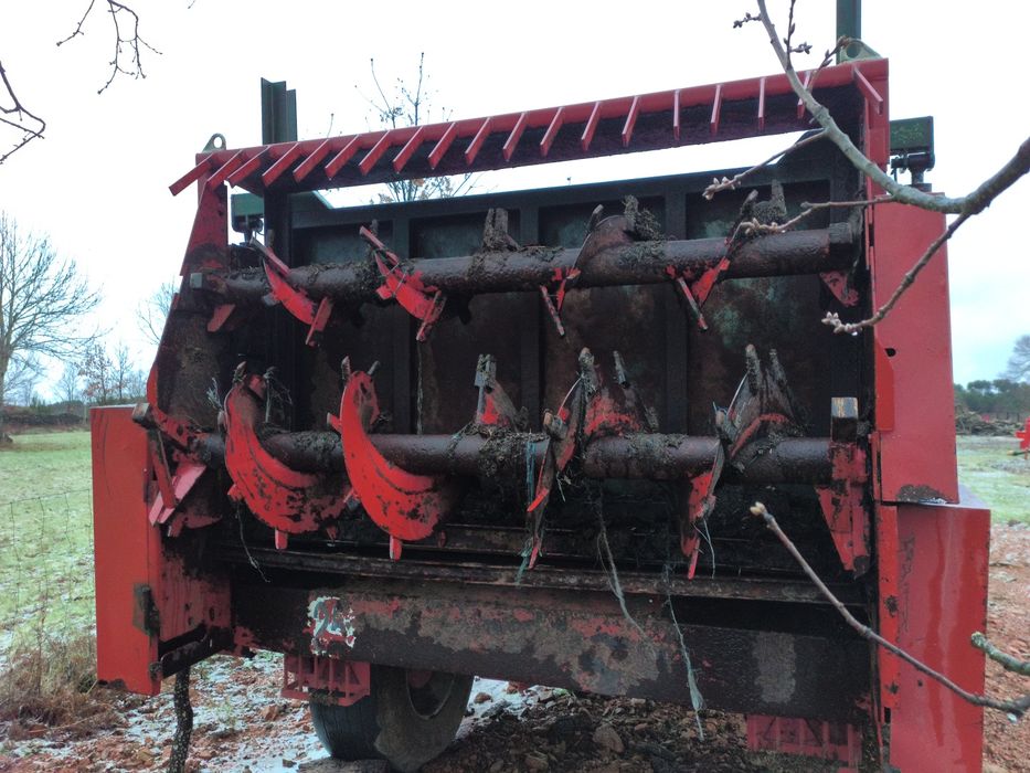 Reboque espalhador de estrume