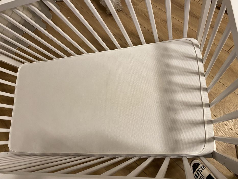 Łóżeczko niemowlęce białe drewniane