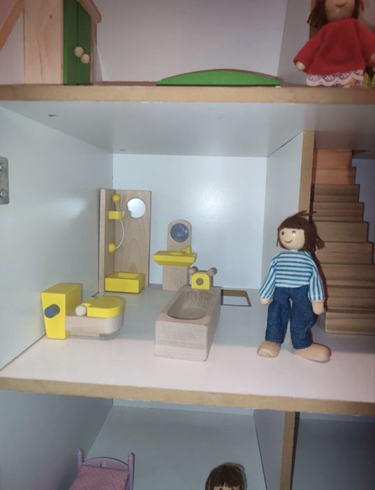 Drewniany domek dla lalek z mebelkami i lalkami – duży, otwierany