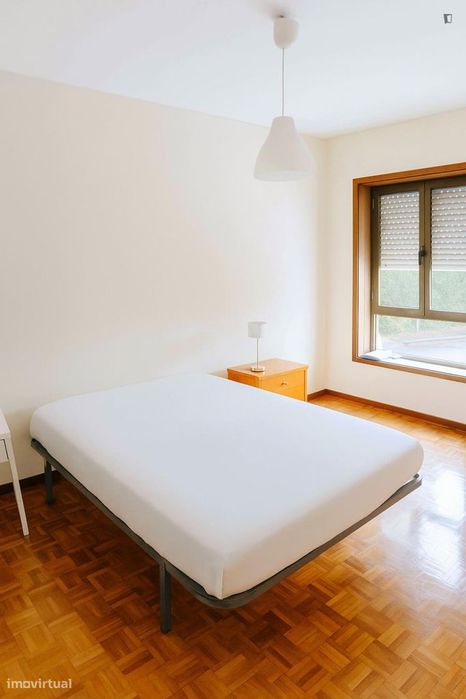 Quarto - localizado em Matosinhos Porto