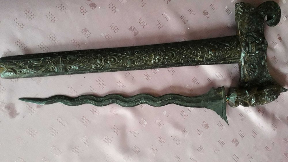 Kriss rzeźbiona rękojeść i pochwa , Indonezja