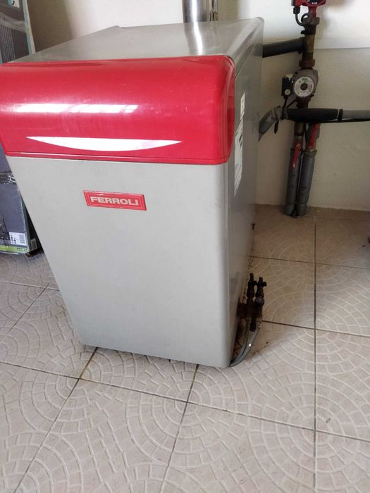 Caldeira Ferroli + 2 bombas Grundfos a funcionar + 1 tanque de águas