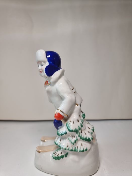 Статуэтка мальчик на лыжах городница выший сорт, год клеймо 1953-1957.