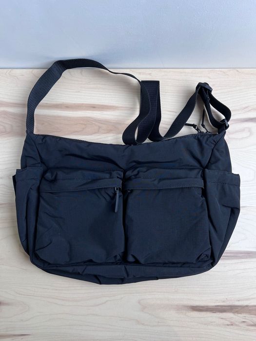Mala Uniqlo Multi Pocket Shoulder Bag (Preto)