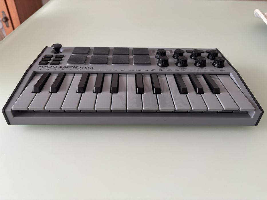 Akai MPK mini + Mala Rigida