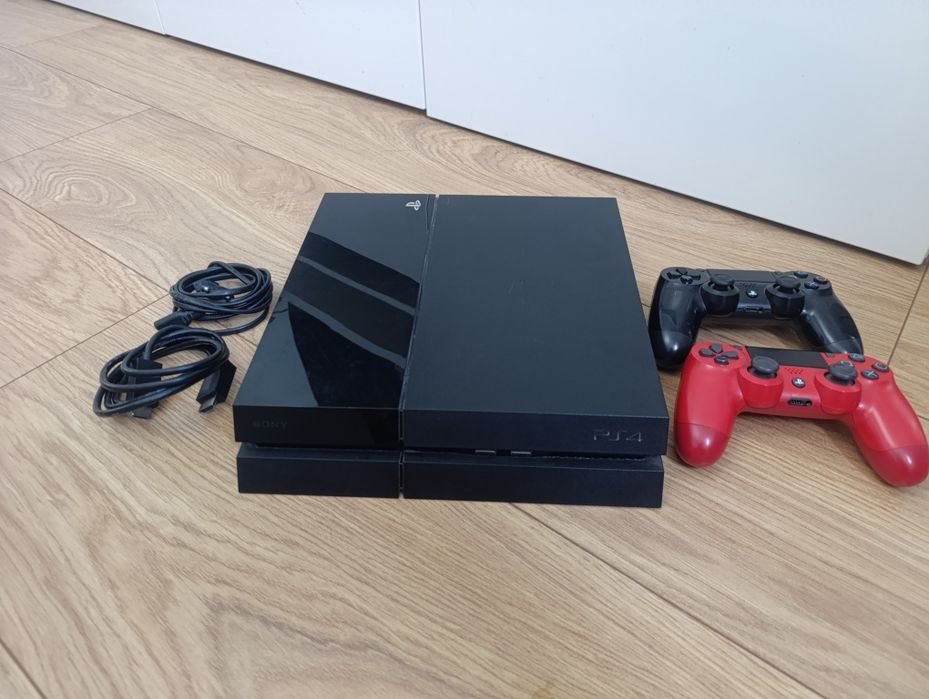 PlayStation 4 CUH-1116A + 2 pady + komplet kabli