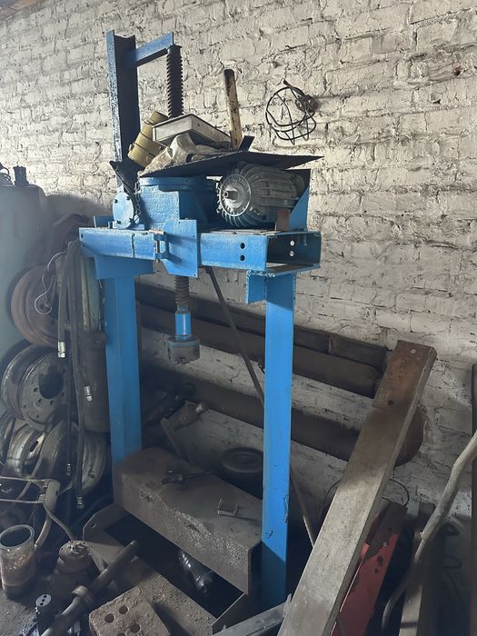 Продам прес винтовий на 220 вольт
