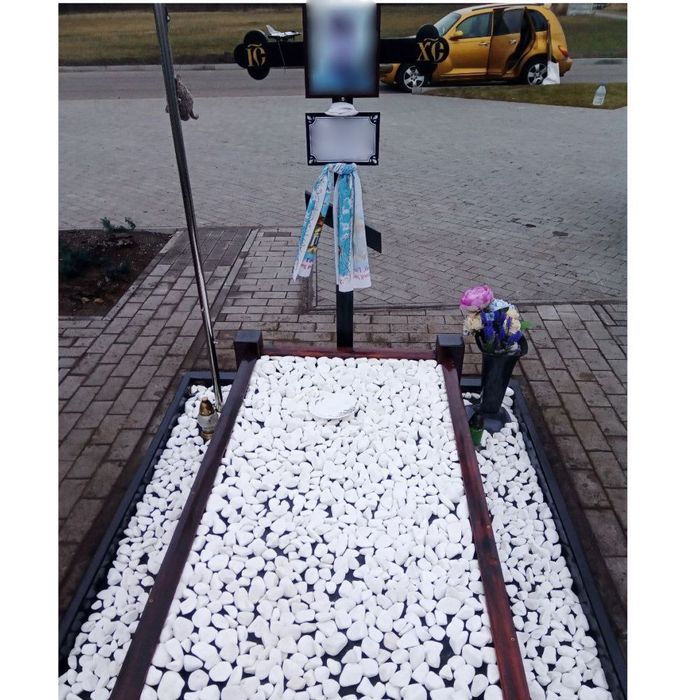 Надгробки під замовлення..А також квітів ..