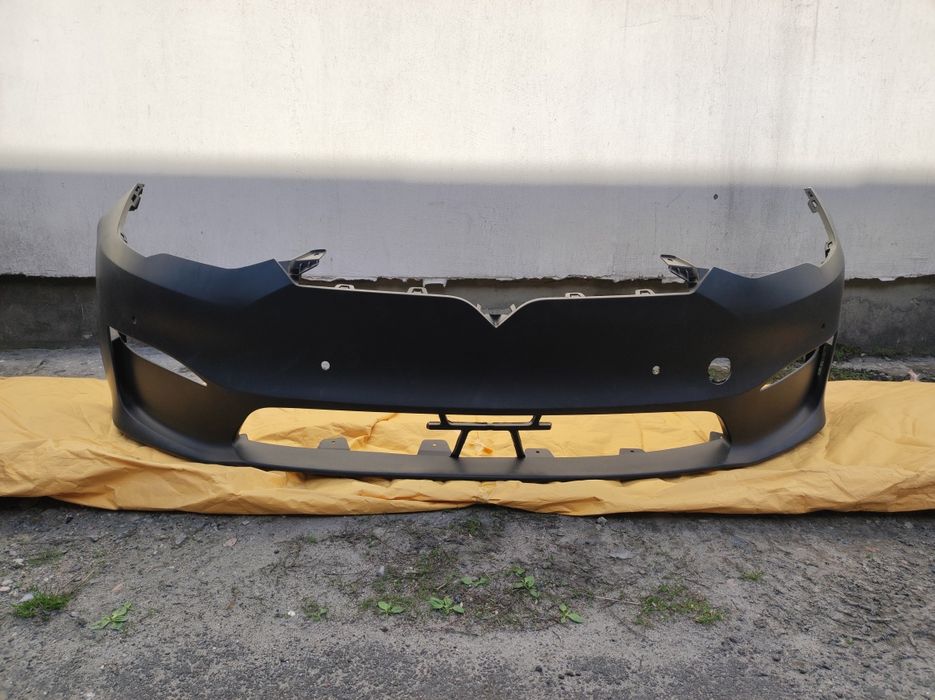 Tesla Model S/PLAID 2023- Бампер передній без отворів під парктроникі