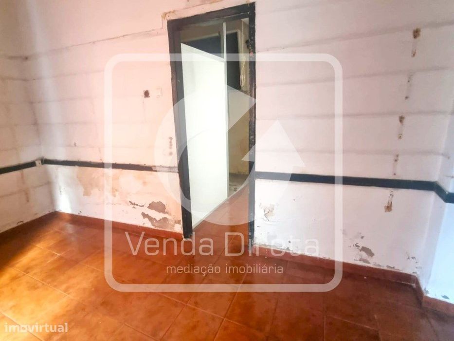 Prédio Urbano de Utilização Mista com Potencial Habitacional e Come...