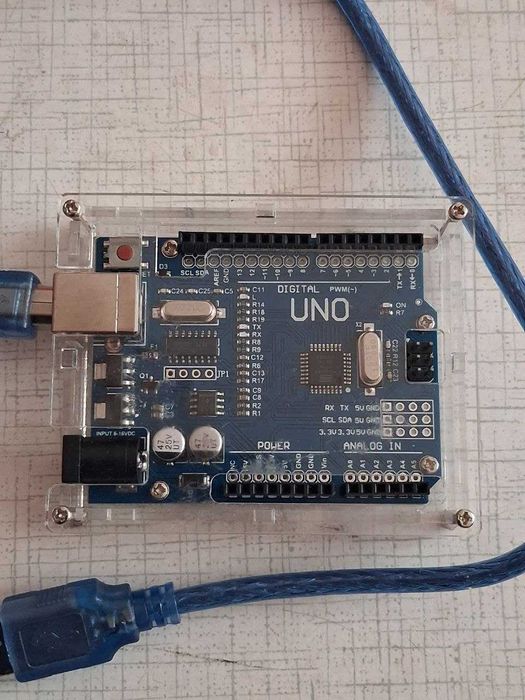 Arduino Uno R3 в прозорій коробці