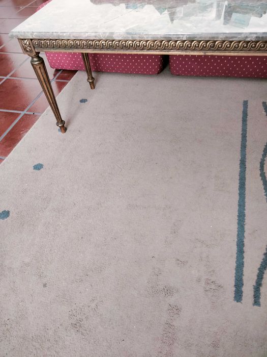 Mesa de centro dourada e mármore