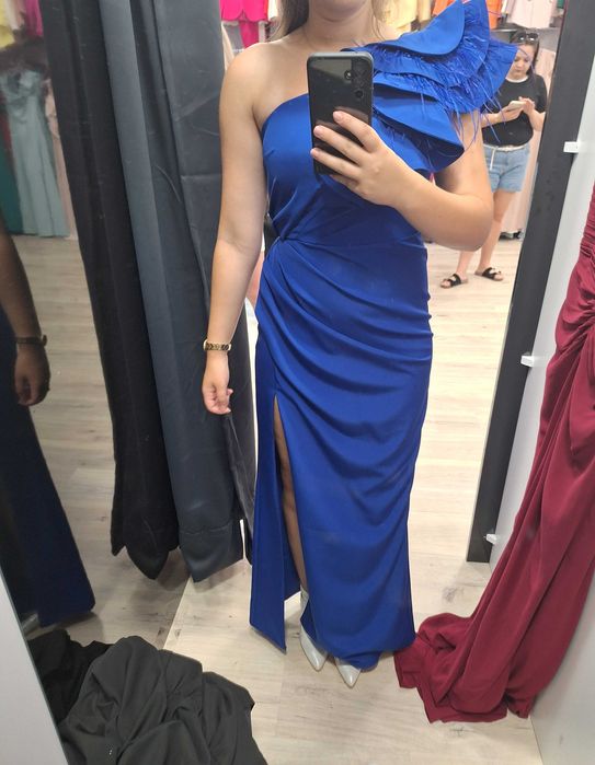 Chabrowa sukienka maxi na jedno ramię z piórami