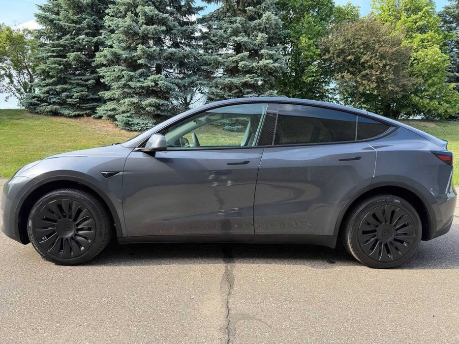 Tesla Model Y      2023