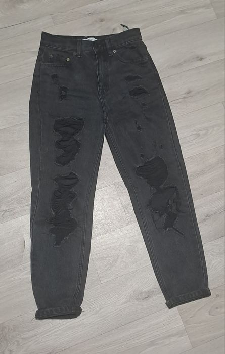 Podarte spodnie z dziurami mom jeans