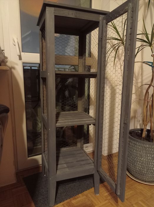 Szafka drewniana z metalową siatką