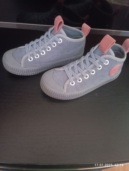 Взуття для дівчаток