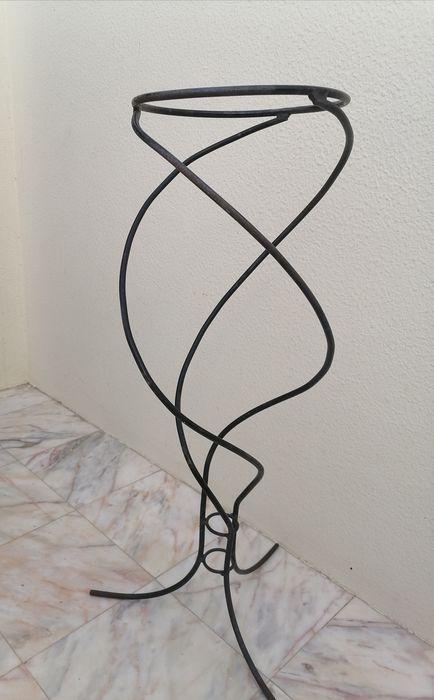 Suporte de chão Sellette  pedestal ou porta vasos em Ferro Forjado