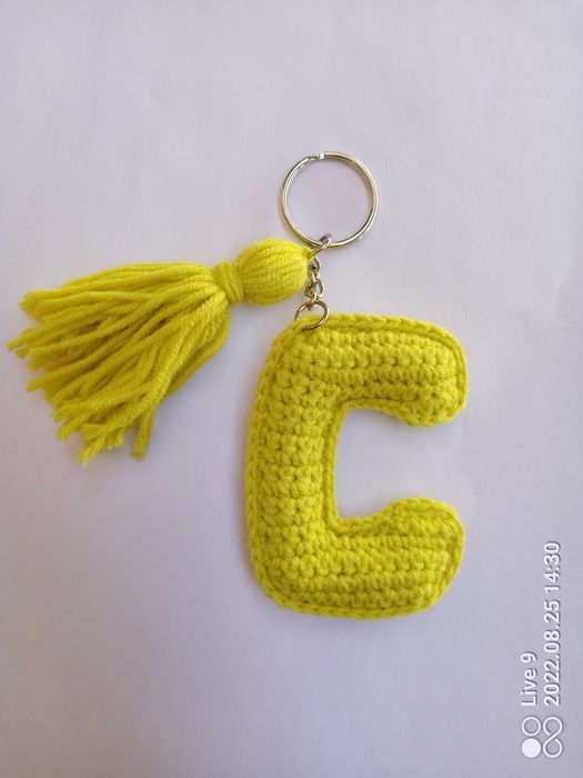 Breloczek na szydełku Literka C