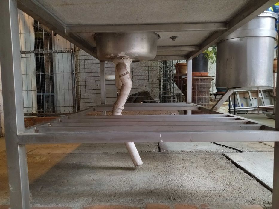 Banca em aço inox e tampo de GRANITO (com lavatório)