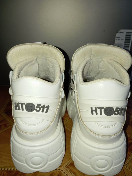 New rock білого кольору