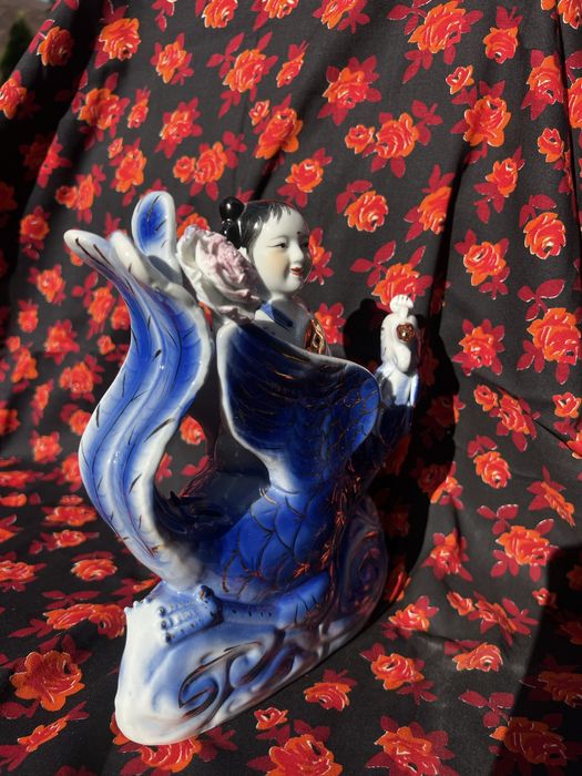 Фарфорова статуетка дівчина з птахом 1990 роки.