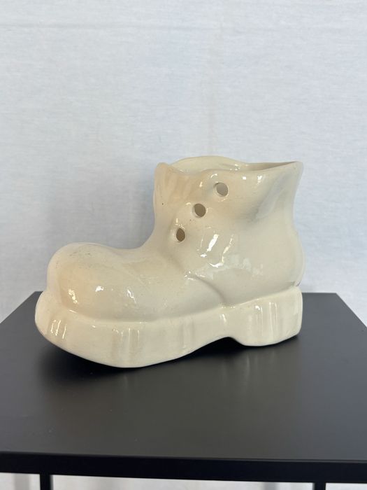 Ceramiczny bialy but z PRL