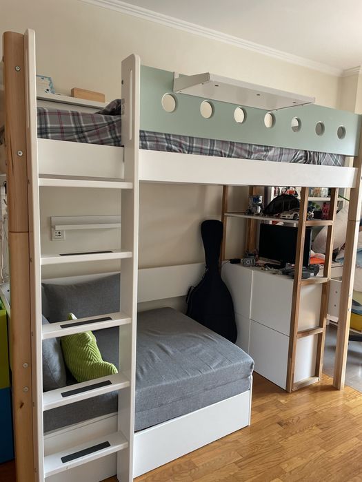 Cama alta Flexa white com sofá, prateleira e móvel para TV