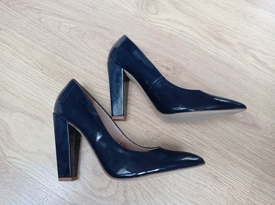 Buty damskie RESERVED r.39 na 11 cm obcasie. Granatowe.