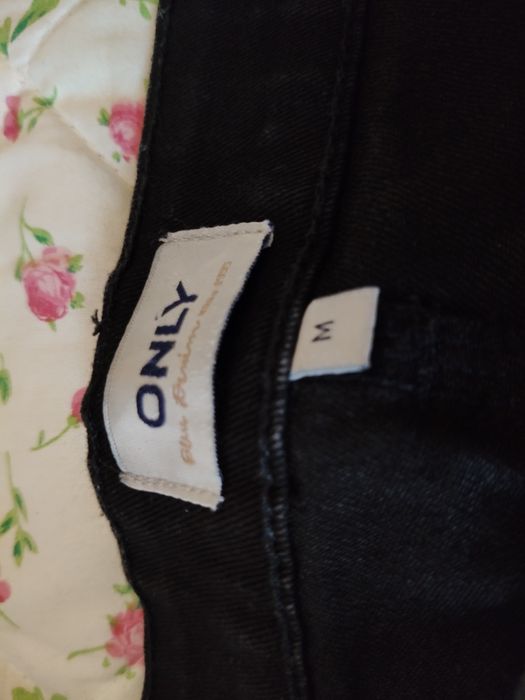 Czarna spódniczka jeansowa w rozmiarze M marki Only