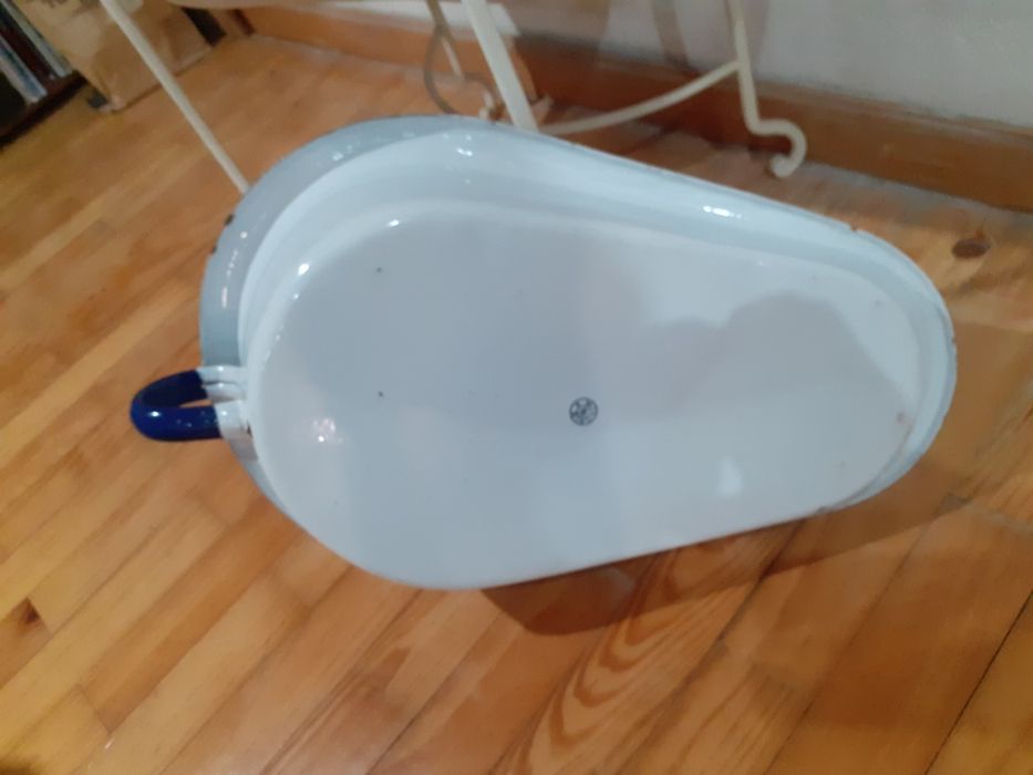 Conjunto de armação e Bidé antigo mais Aparadeira conforme foto.