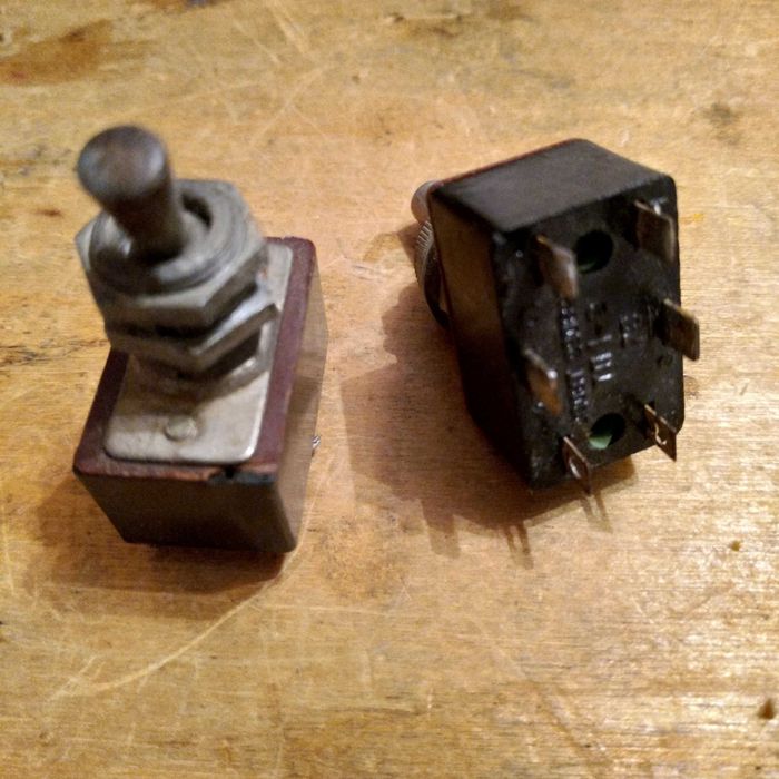 Трансформаторы маленькие, выключатель