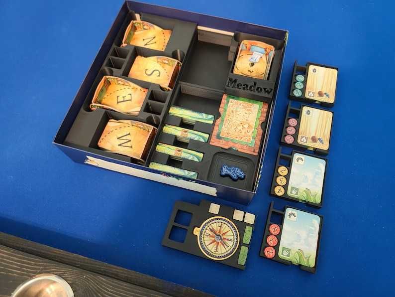 Insert organizer do gry planszowej Meadow (Łąka) mieści dodatek Z biegiem strumienia