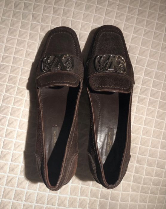 LOUIS VUITTON kitten-heel Sabrinas em camurça cor chocolate