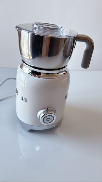 Batedor de leite smeg