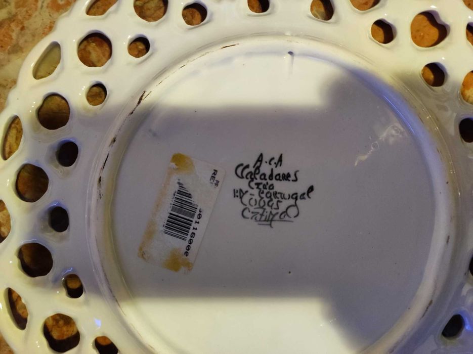 Prato decorativo de porcelana (Pintado à mão).