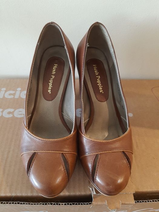 Sapatos de senhora. Hush Puppies.  Número 37. Salto de 7,5 cm. Usados
