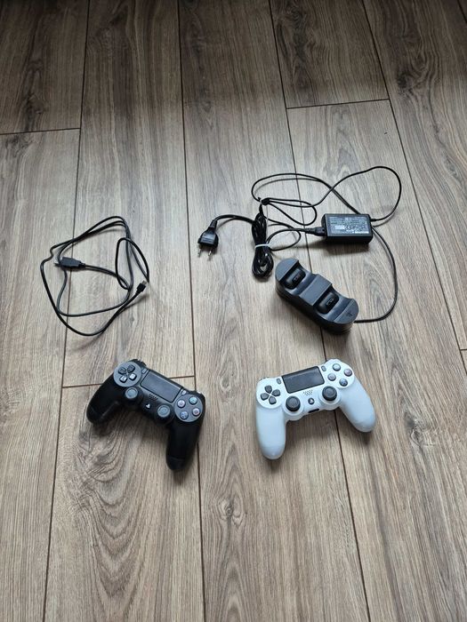 PlayStation 4 Pro 1Tb + 2 Pady ze stacją ładującą + 2x Move