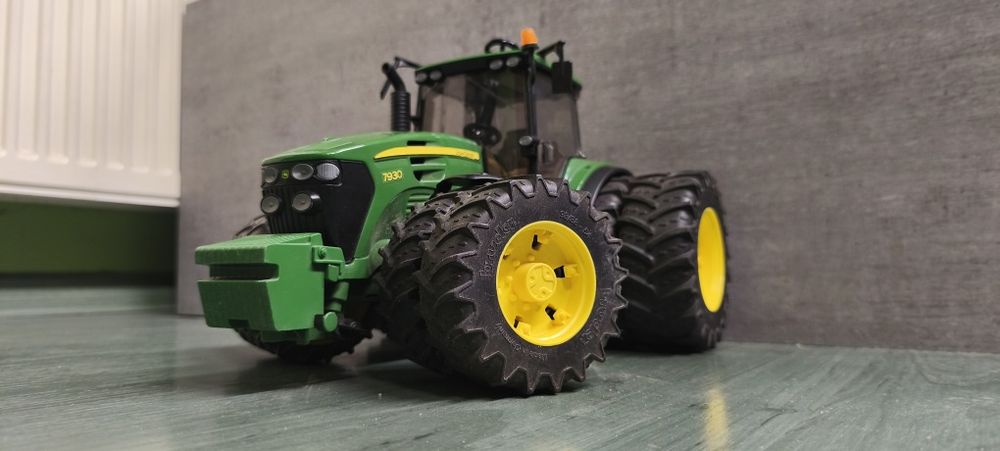 Traktor bruder John Deere na bliźniaczych kołach