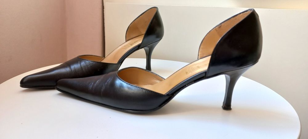 Sapatos pretos de toilete